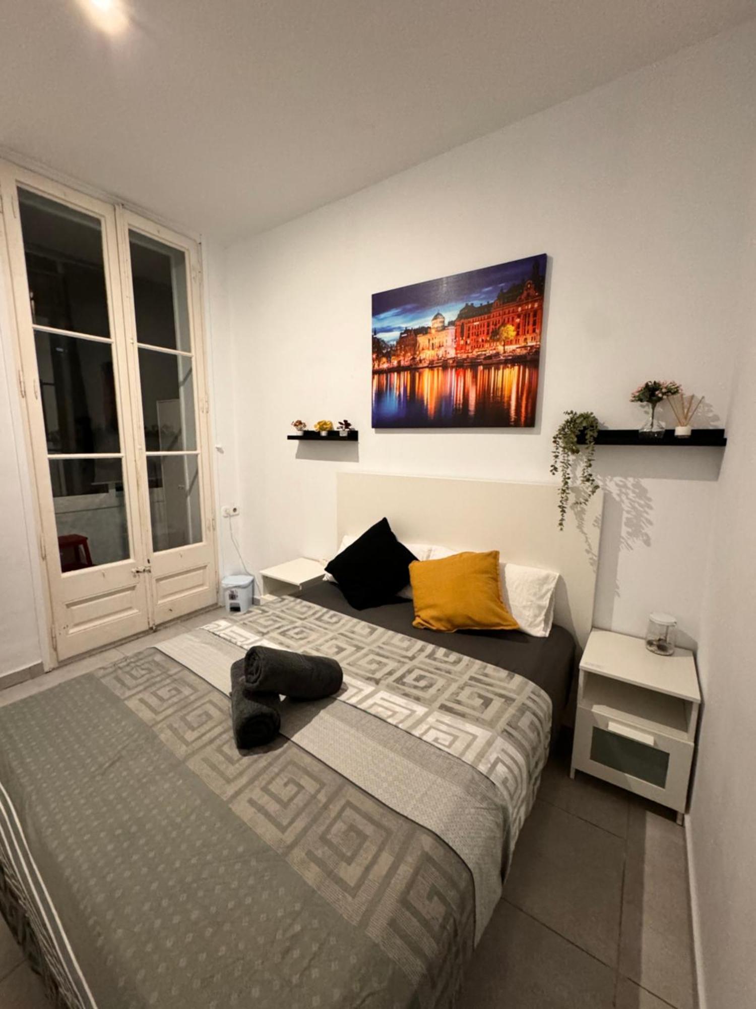 Rooms In Spacious Apartment In City Center Barcelona Exteriör bild