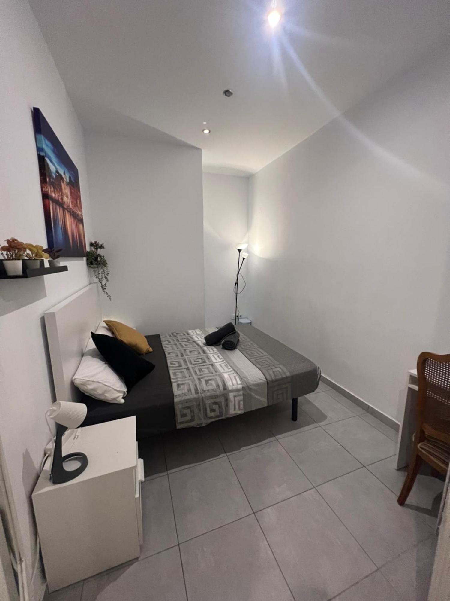 Rooms In Spacious Apartment In City Center Barcelona Exteriör bild