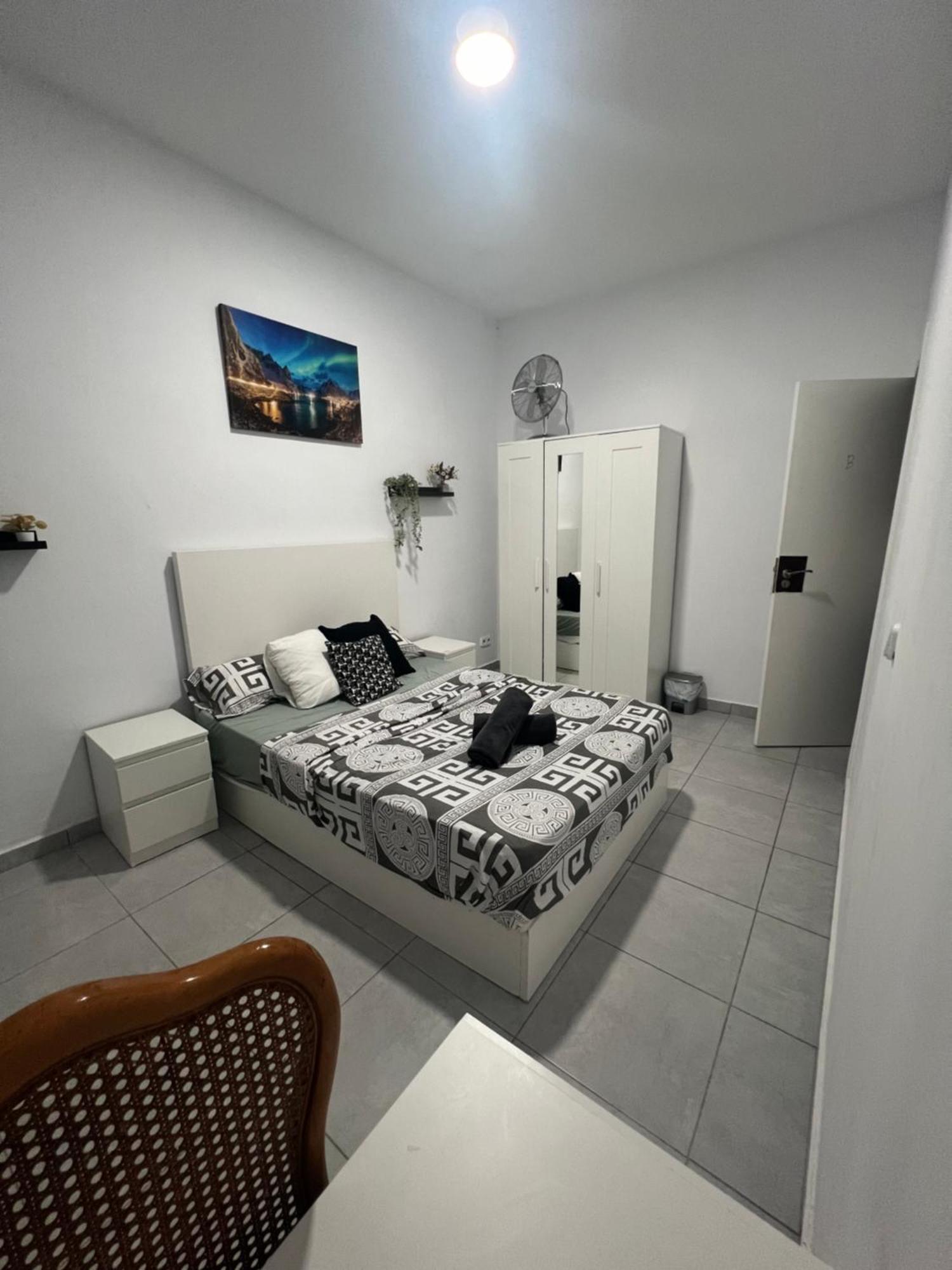 Rooms In Spacious Apartment In City Center Barcelona Exteriör bild